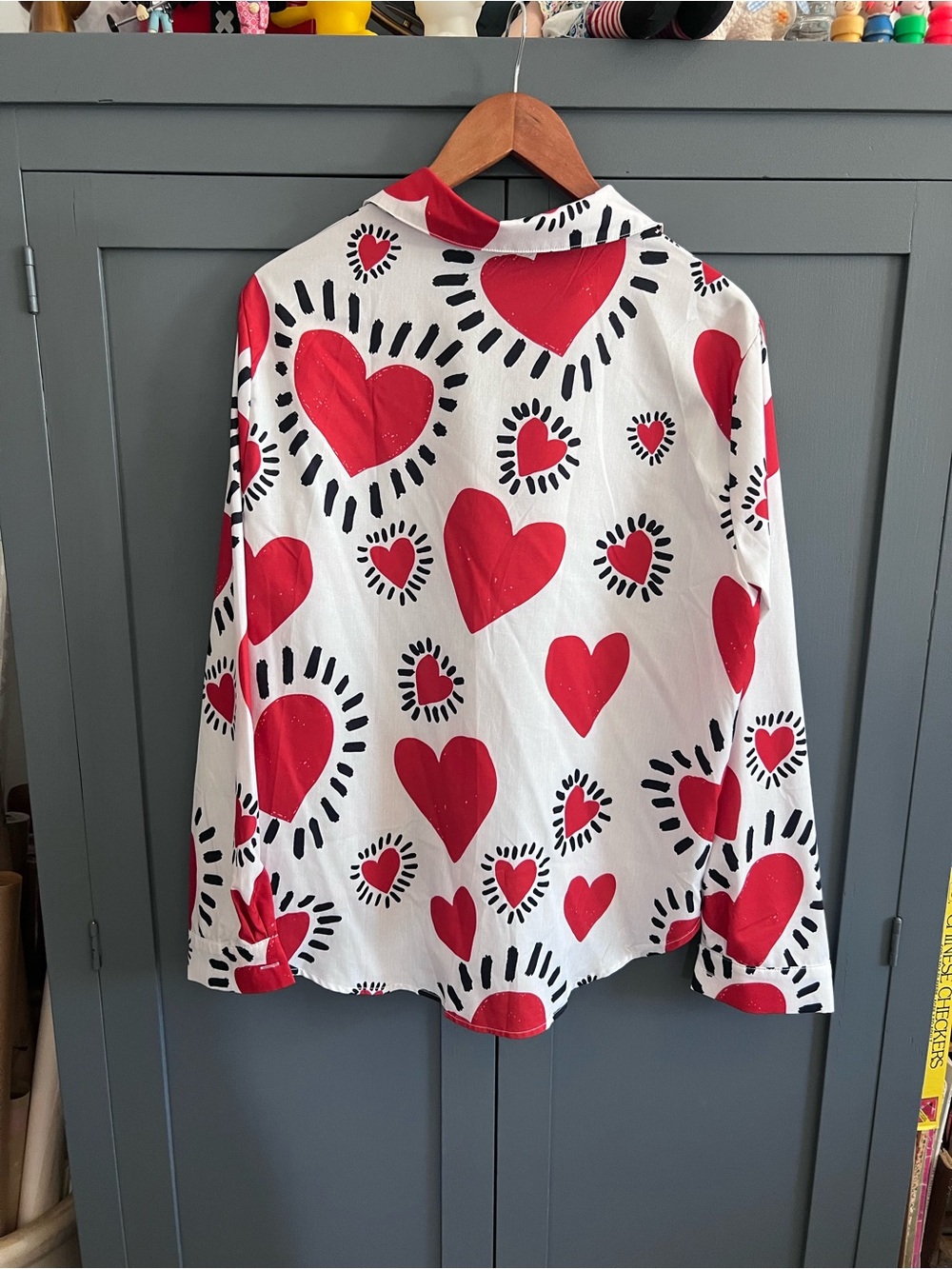 Keith Haring-inspired white blouse with red hearts. - Picture 2 of 3